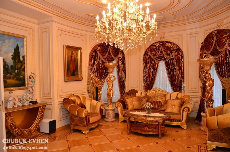 Illustration for article titled Tour the Opulent, Evacuated McMansions of Ukraine's Fallen Leaders